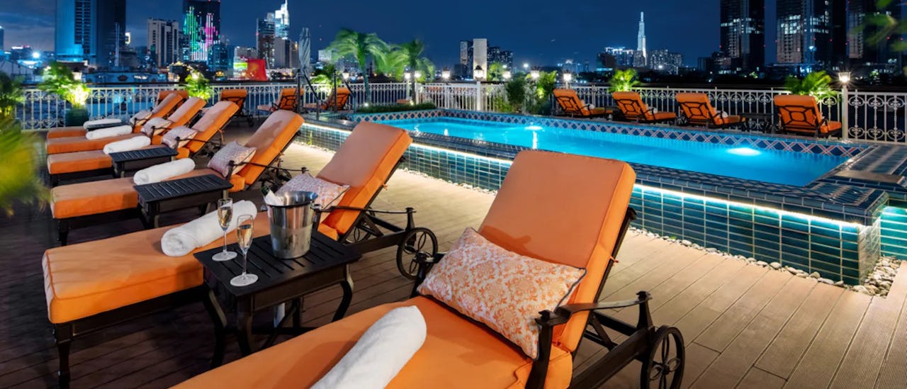 Deck mit Swimmingpool und Sonnenliegen des Flusskreuzfahrtschiffes Mekong Jewel