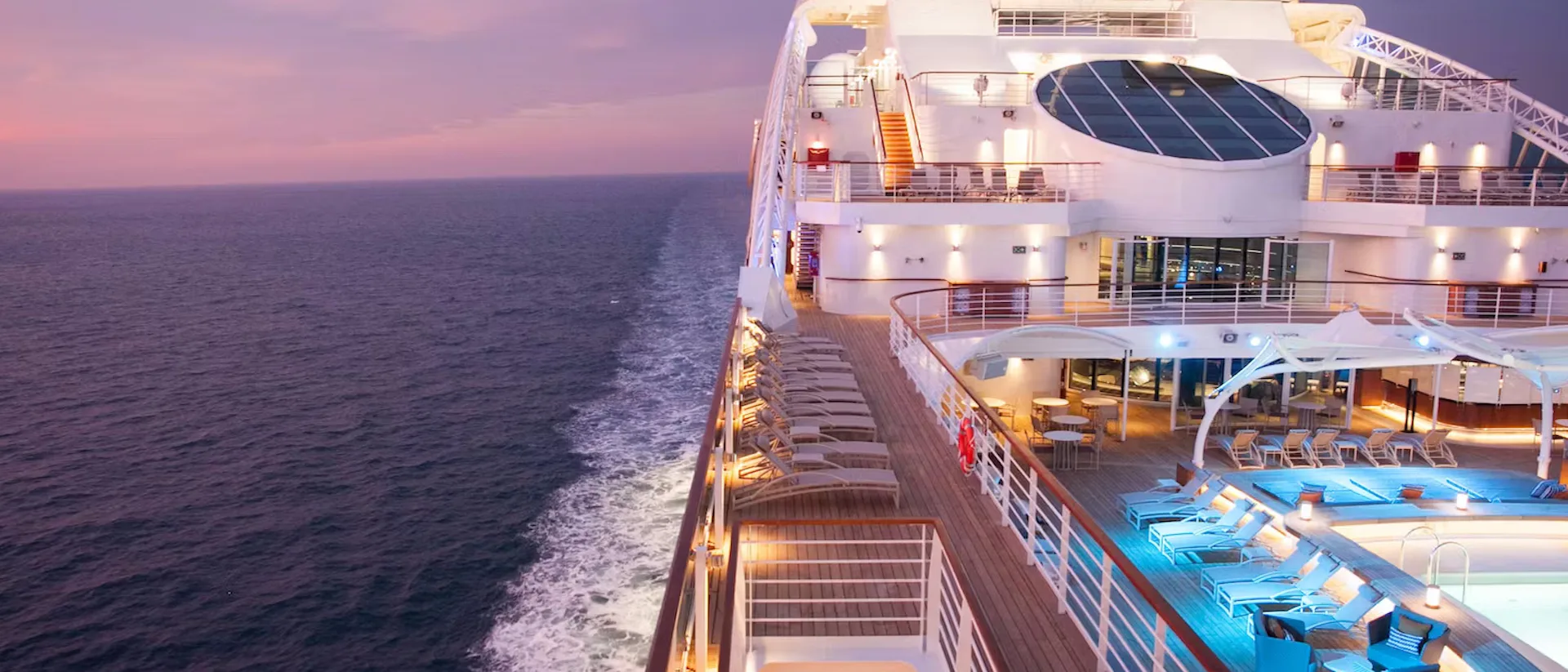 Blick auf Pooldeck des Kreuzfahrtschiffes Seabourn Encore