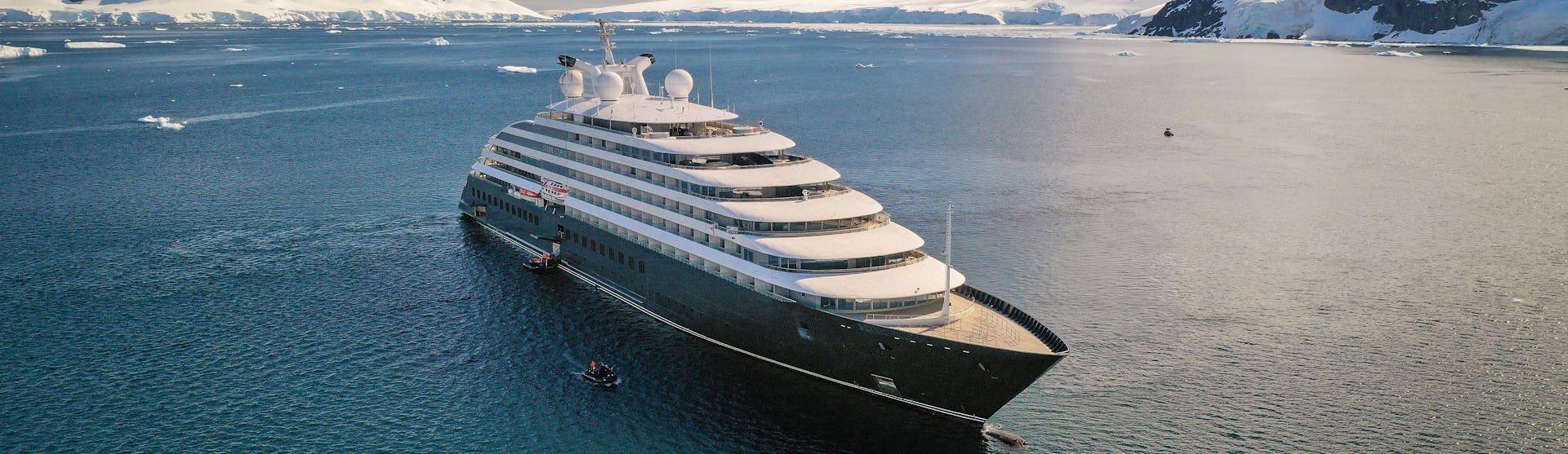 Kreuzfahrtschiff Scenic Eclipse II während der Fahrt