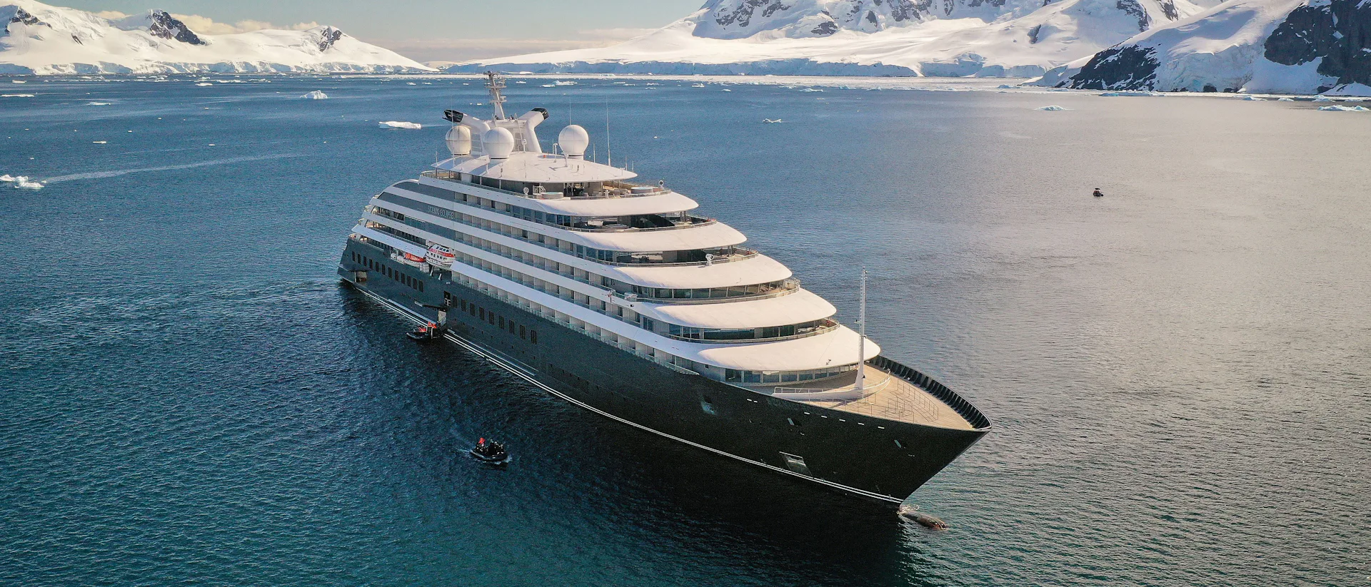 Kreuzfahrtschiff Scenic Eclipse II während der Fahrt