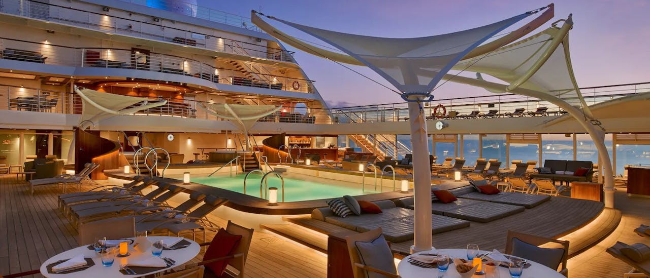 Außendeck des Kreuzfahrtschiffes Seabourn Encore