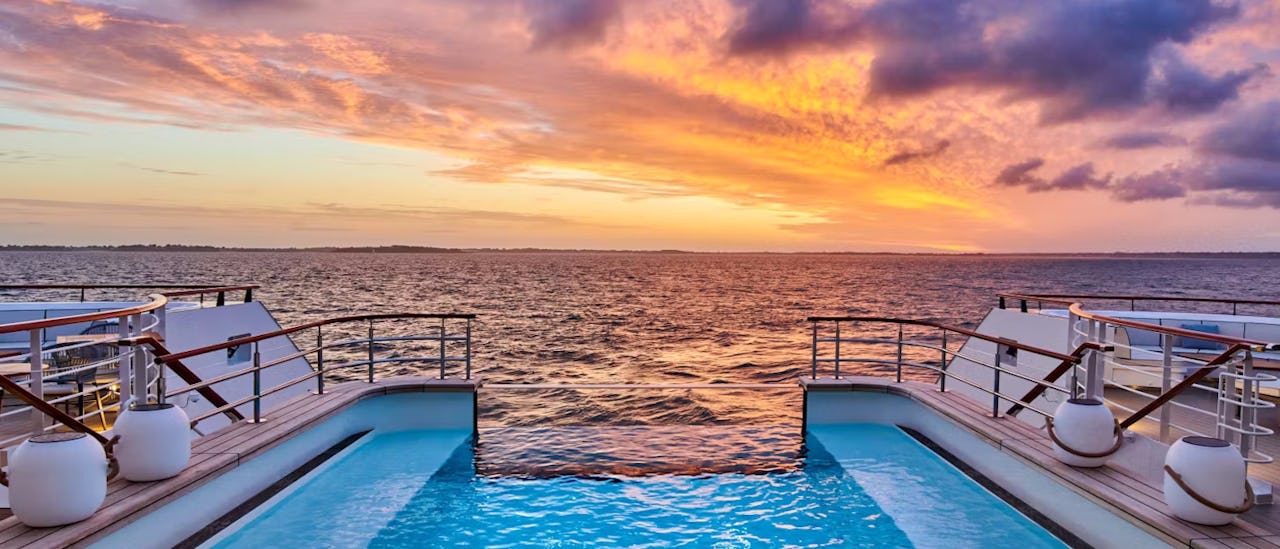 Aussicht auf den Sonnenuntergang vom Infinity Pools des Kreuzfahrtschiffes Le Lapérouese