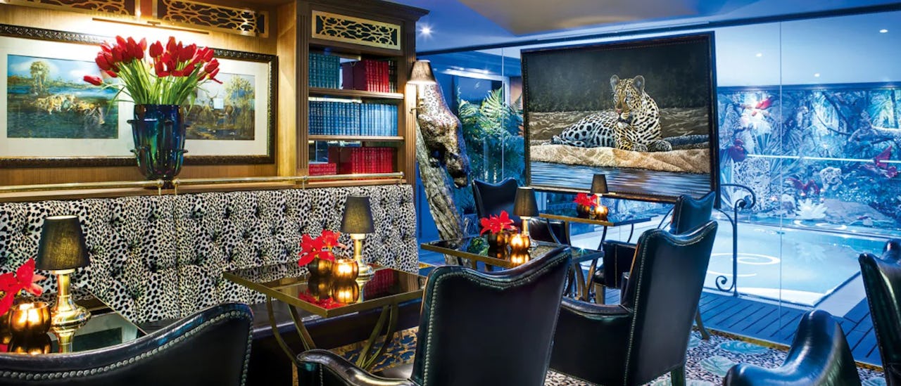 Bar du Leopard und Swimming Pool des Kreuzfahrtschiffes S.S. Catherine