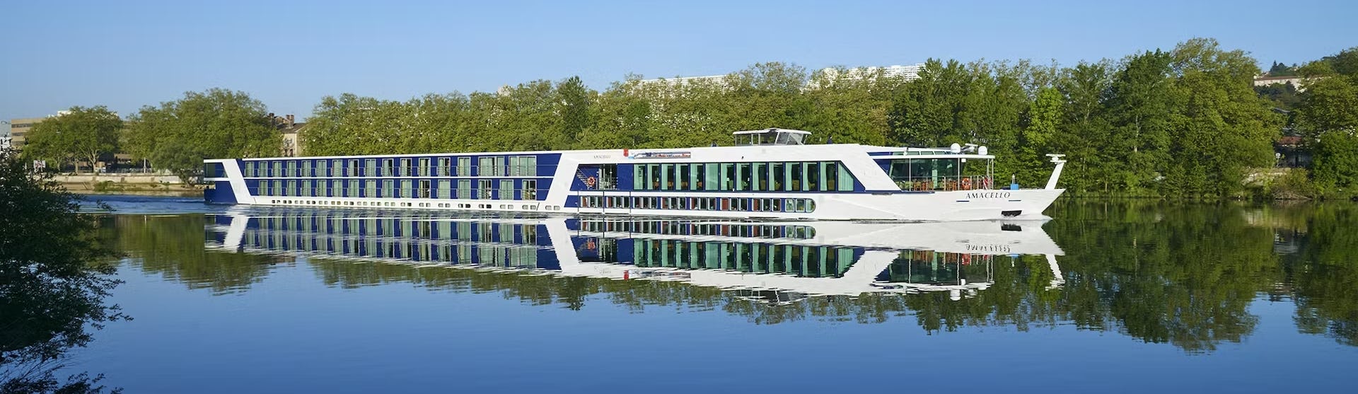 Flusskreuzfahrtschiff AmaCello während der Fahrt