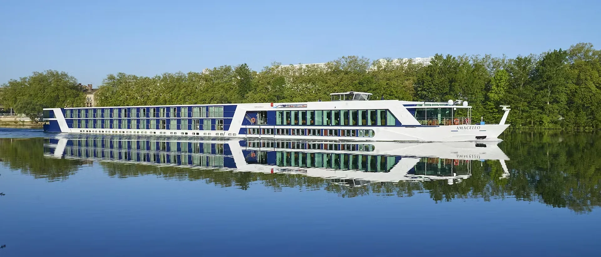 Flusskreuzfahrtschiff AmaCello während der Fahrt