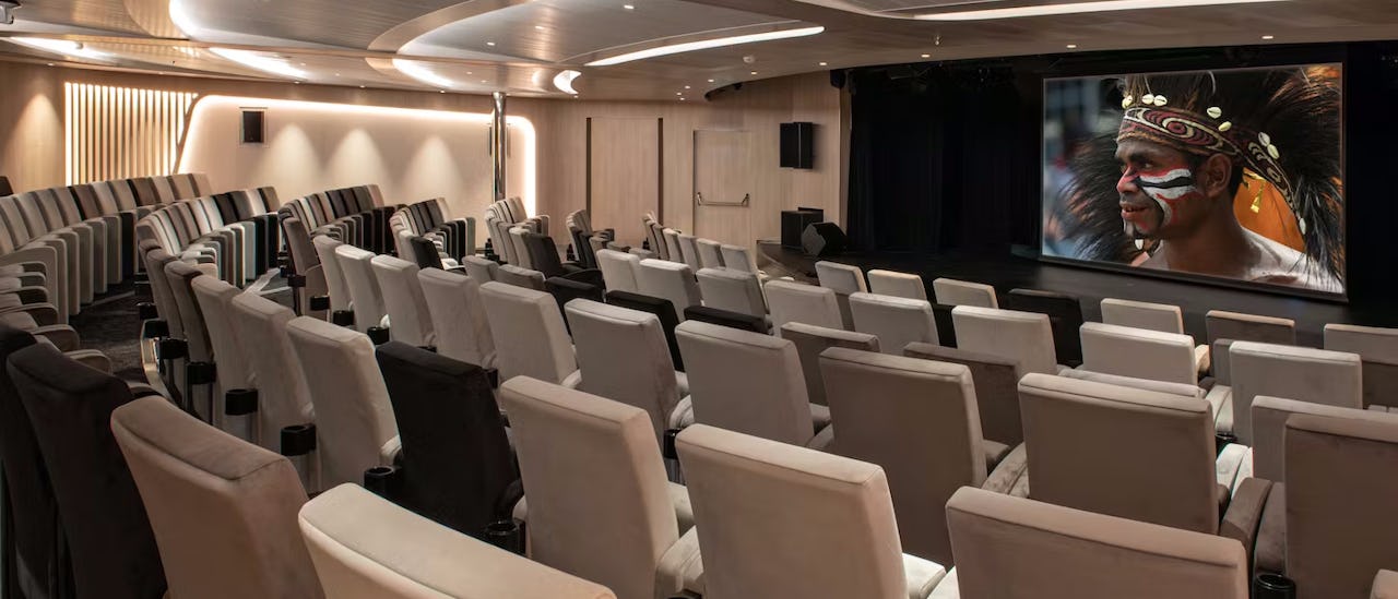 Theatersaal des Kreuzfahrtschiffes Le Jacques-Cartier