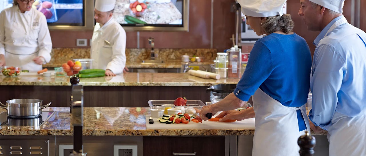 Ein Pärchen beim Kochkurs auf dem Kreuzfahrtschiff Insignia