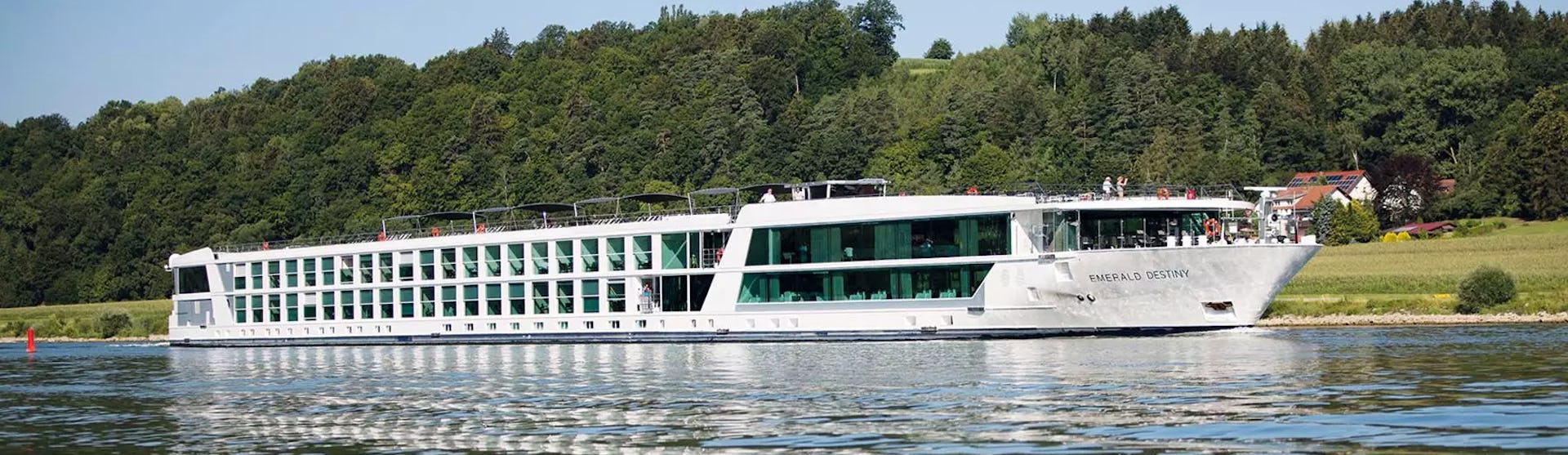 Kreuzfahrtschiff Emerald Destiny während der Fahrt