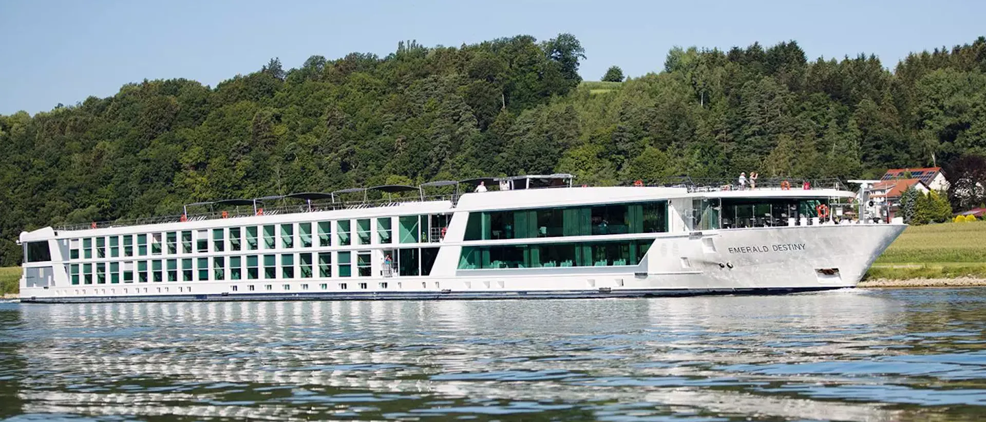 Kreuzfahrtschiff Emerald Destiny während der Fahrt