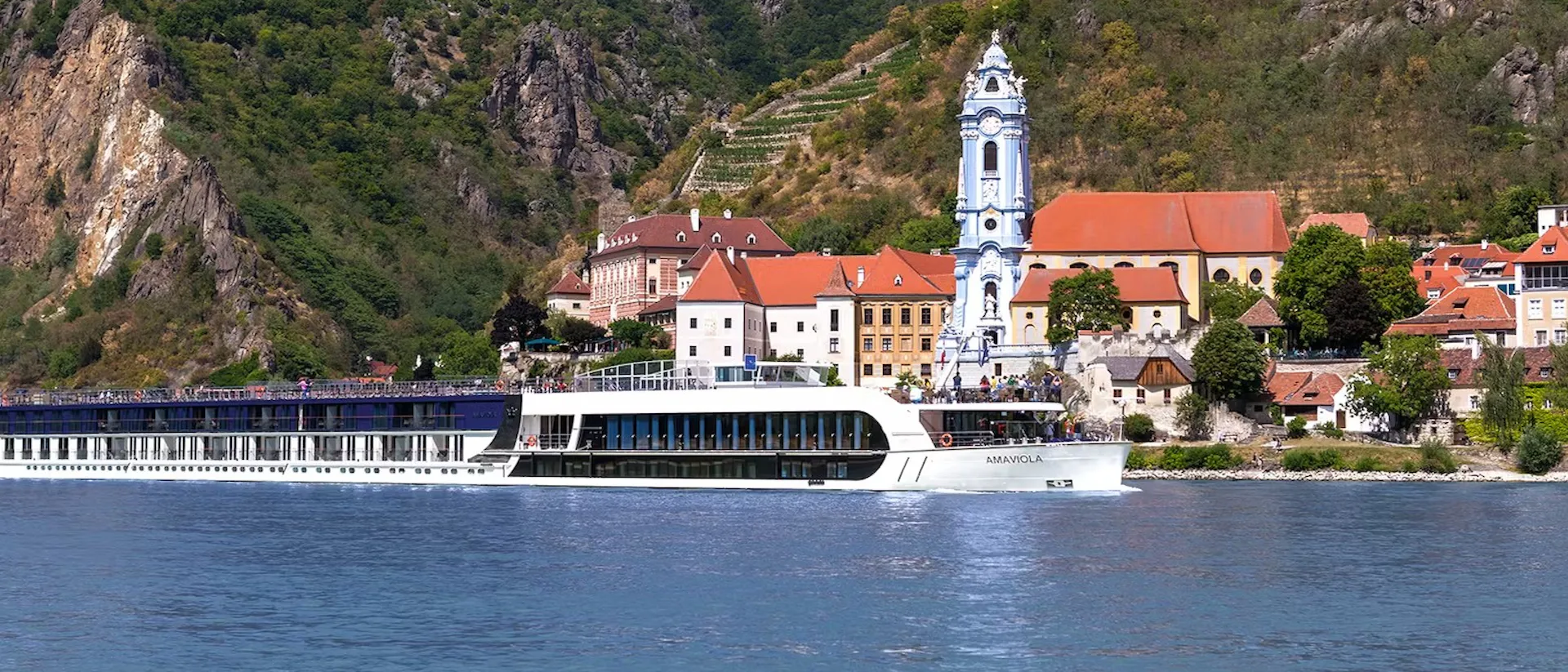 Flusskreuzfahrtschiff AmaViola während der Fahrt