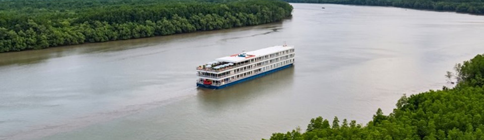 Flusskreuzfahrtschiff Mekong Juwel während der Fahrt