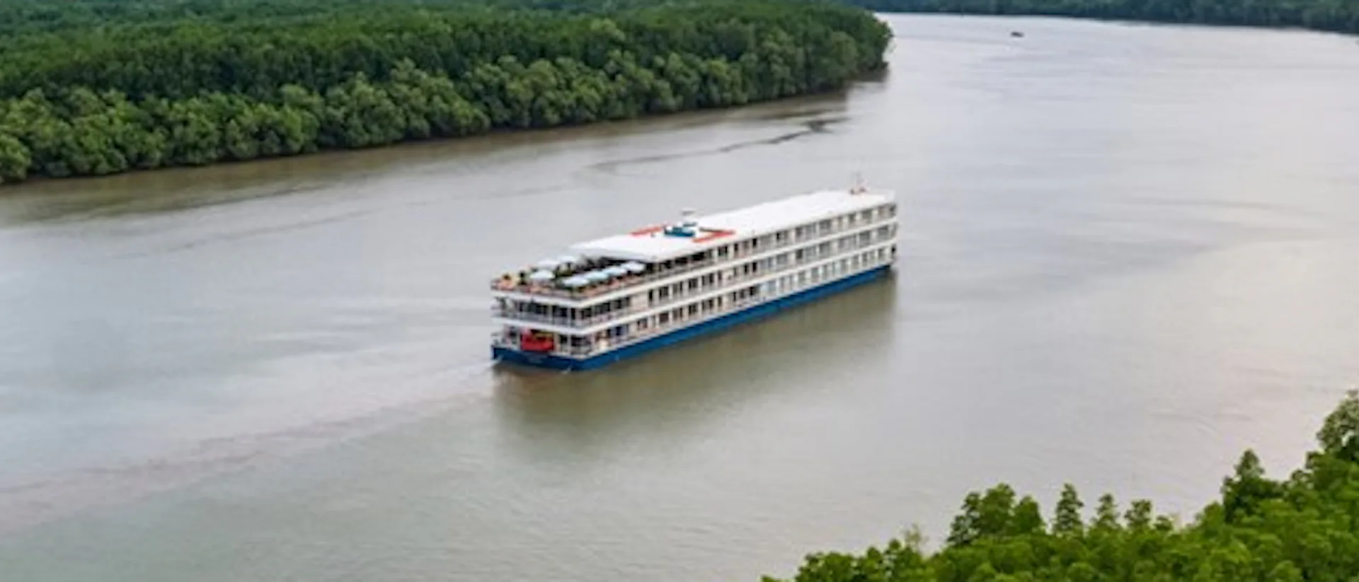 Flusskreuzfahrtschiff Mekong Juwel während der Fahrt
