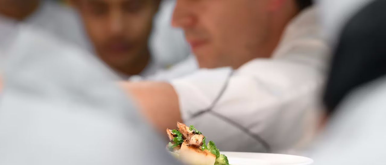 Köche beim Zubereiten einer Gourmetspeise