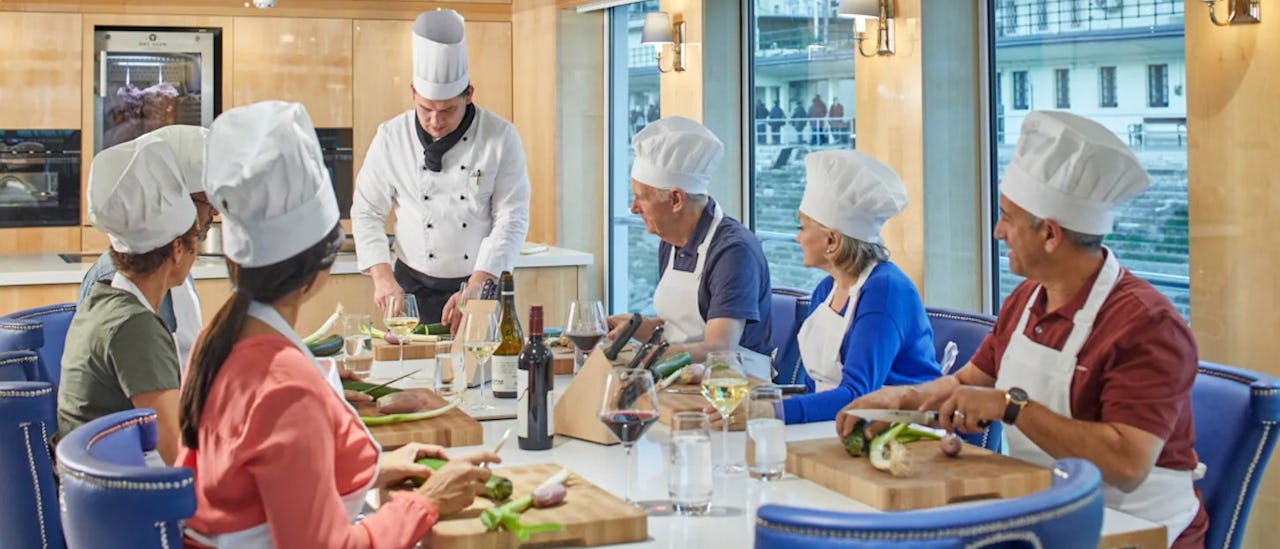 Gäste des S.S. Beatrice während eines Kochkurses