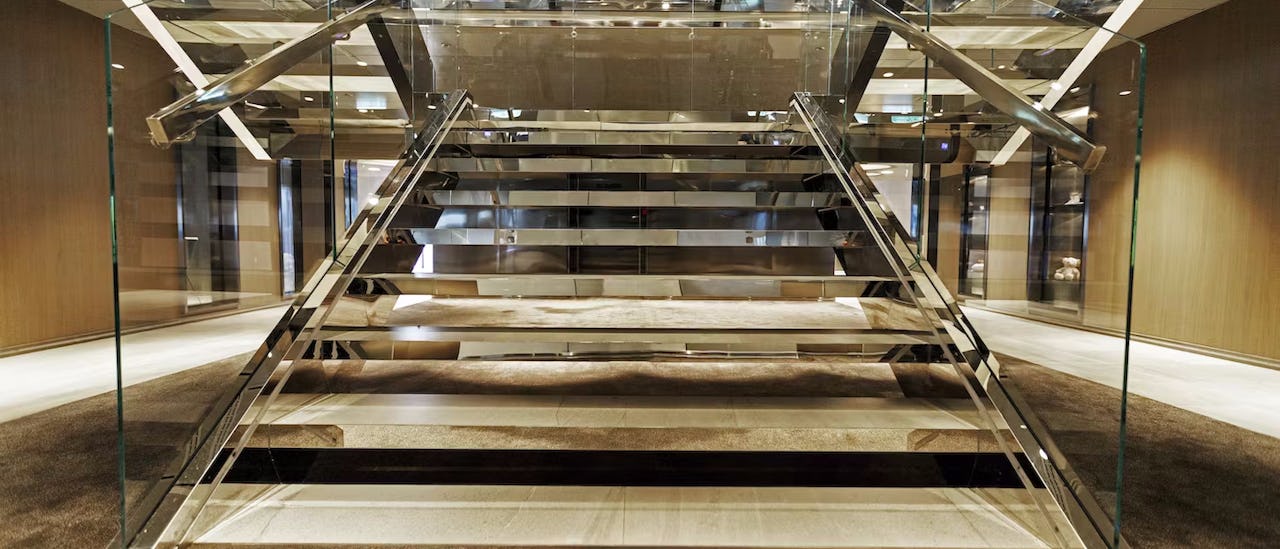 Lobby des Kreuzfahrtschiffes Emerald Azzurra