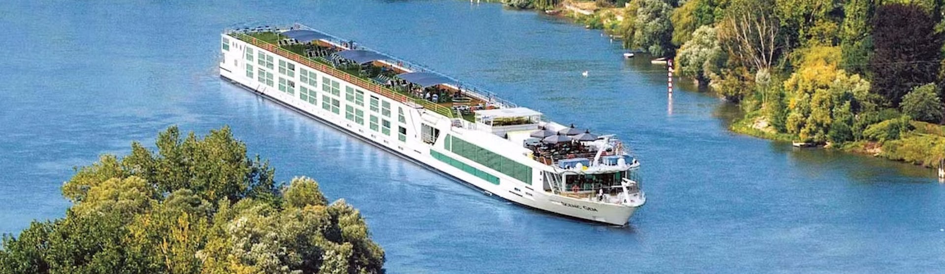 Flusskreuzfahrtschiff Scenic Gem während der Fahrt