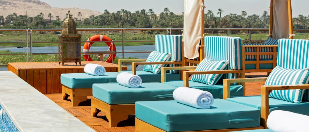 Sonnenliegen auf dem Sundeck des Kreuzfahrtschiffes S.S. Sphinx