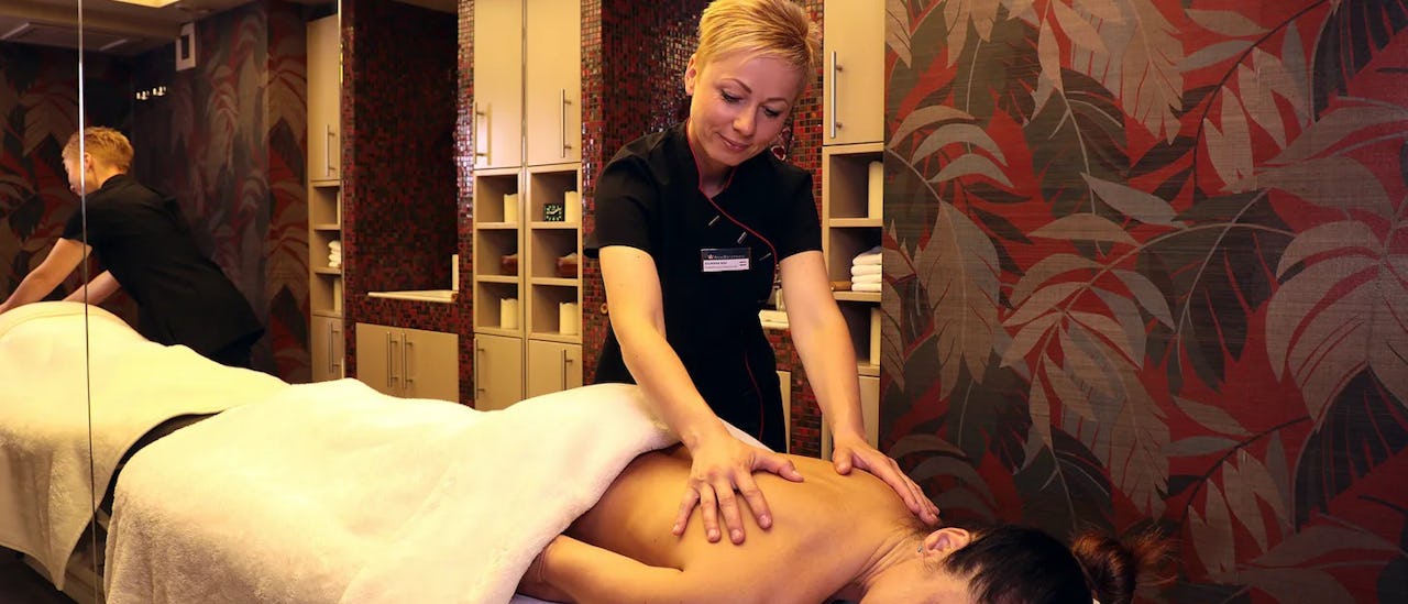 Gast des Kreuzfahrtschiffes Zambezi Queen während einer Massage
